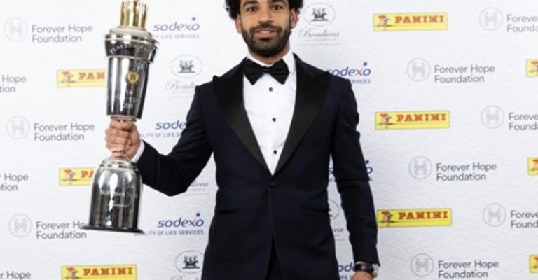 رسميا.. صلاح يتوج بجائزة أفضل لاعب في الدوري الإنجليزي (صور)