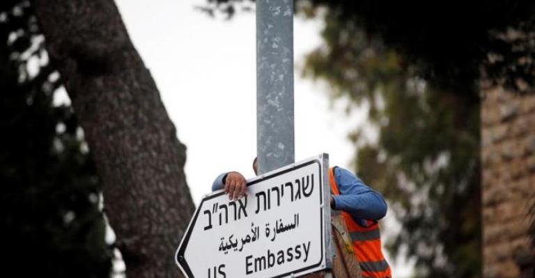 نصب لافتات السفارة الأمريكية في القدس ودعوة لمقاطعة افتتاحها
