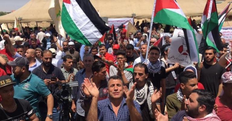 المئات يشاركون بمسيرة العودة باتجاه الحدود الفلسطينية