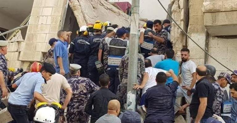 4 وفيات و7 اصابات بانهيار عمارة في الزرقاء