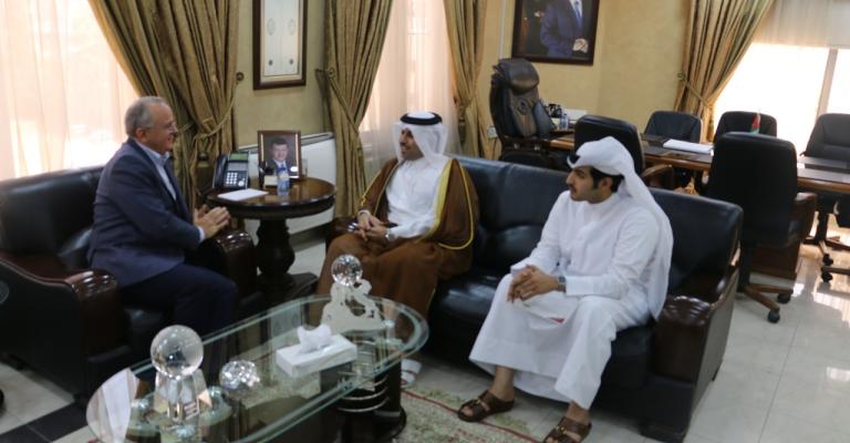وزير العمل يتلقى دعوة لزيارة قطر