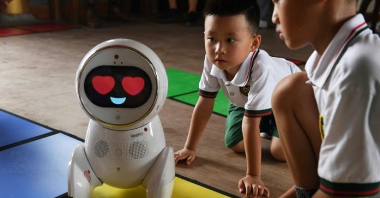 الروبوتات تعلم الأطفال في دور الحضانة الصينية