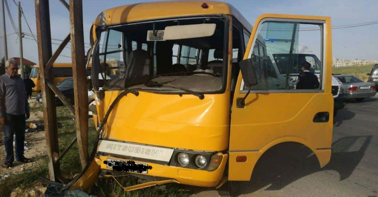 14 اصابة بتصادم 4 مركبات وحافلة مدرسة في عمان