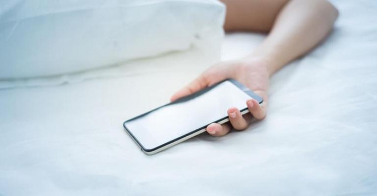 هل يسبب النوم قرب الهاتف ضررا على صحتنا؟