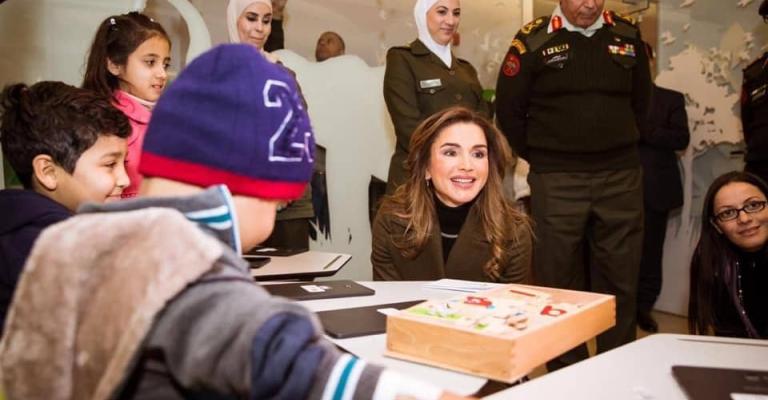 الملكة رانيا العبدالله تفاجئ موقع مبادرة حرير الإنسانية بزيارة