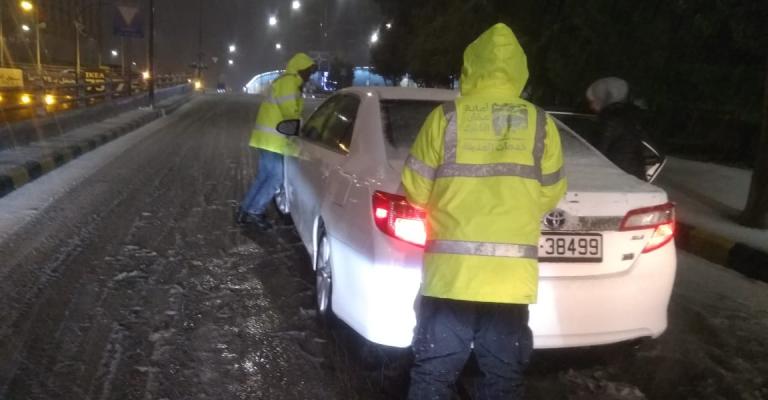 انقاذ 100 شخصا علقو في الطرقات بسبب الثلوج