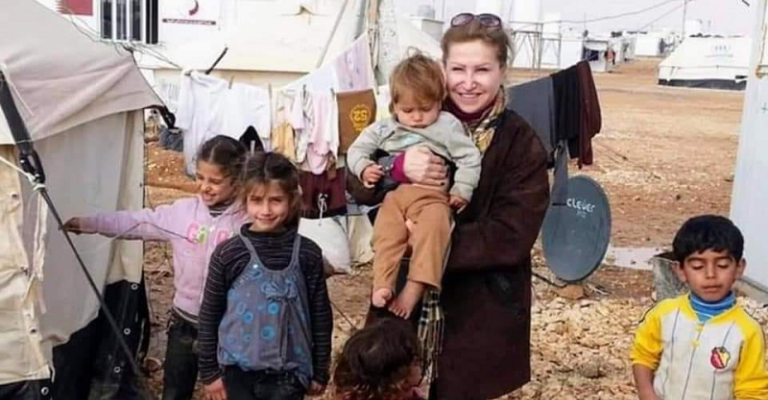 سوريون ينعون السيدة راوية الأسود، إحدى مؤسسات منظمة سوريات عبر الحدود