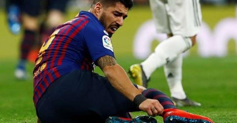 سواريز يغيب عن برشلونة بسبب الإصابة