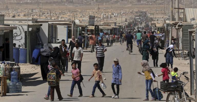 قطع المساعدات ونقص التمويل يدفع عوائل سورية إلى ما دون خط الفقر