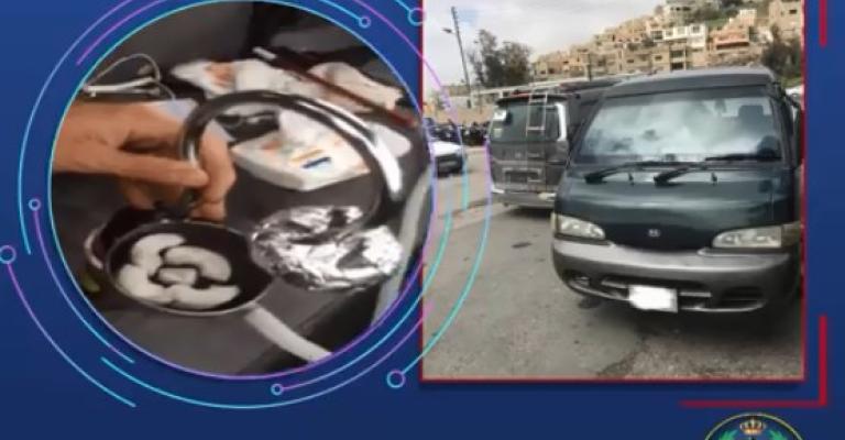 ضبط سائق باص تجاوز الاشارة حمراء وآخر يدخن الارجيلة اثناء القيادة (فيديو)