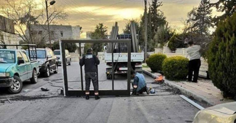 Municipality of Amman removes an iron gate in Shmeisani