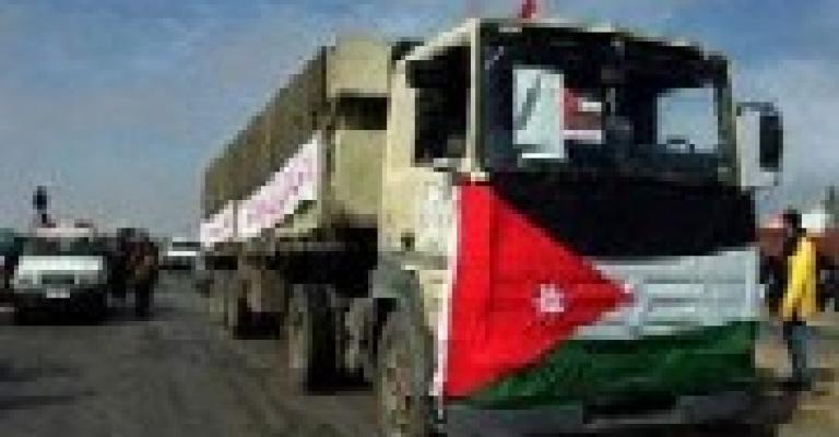 سائقو البرادات يحتجون على إجراءات الجمارك الأمنية في العمري