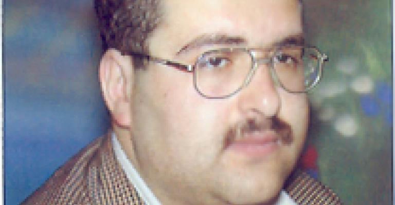 ناصر ثابت.. شاعر الغربة والحب والرقمية