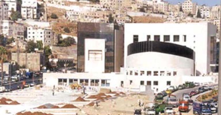 موظفو الأمانة يعتصمون احتجاجا على قيمة المكافأة