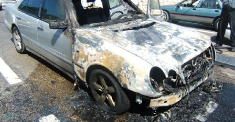 احتراق مركبة على دوار الواحة!!