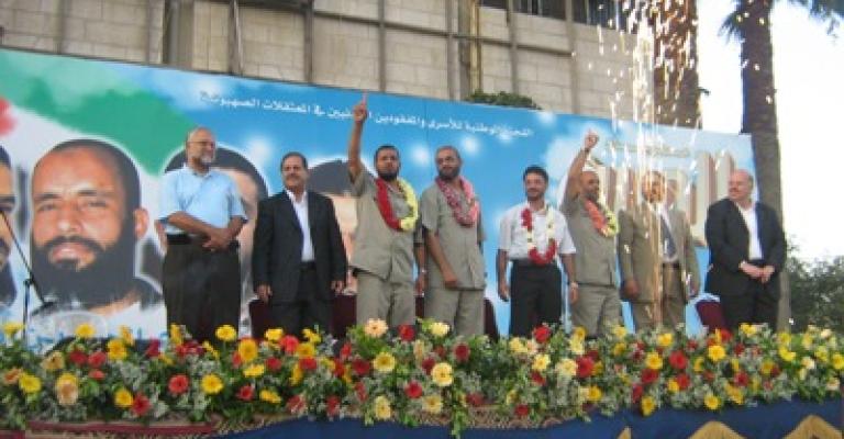 الحمام يطير احتفالا بالاسرى الاربعة