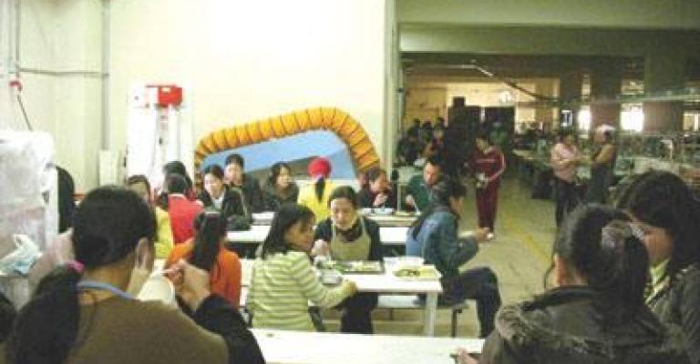 إغلاق شركتين صينيتين وهدر حقوق مئات العمال