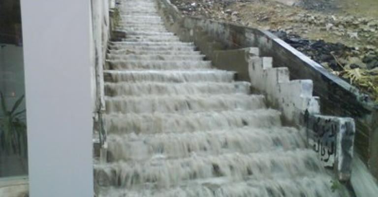 أدراج عمان تفيض بمياه الأمطار