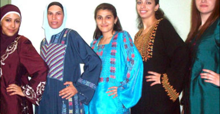 عارضات من الصم والبكم يعرضن جمال الصمت