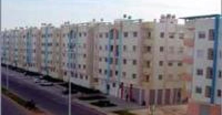 شقق سكن كريم..تشقق جدران وتسرب مياه..ومزاجية في القرعة