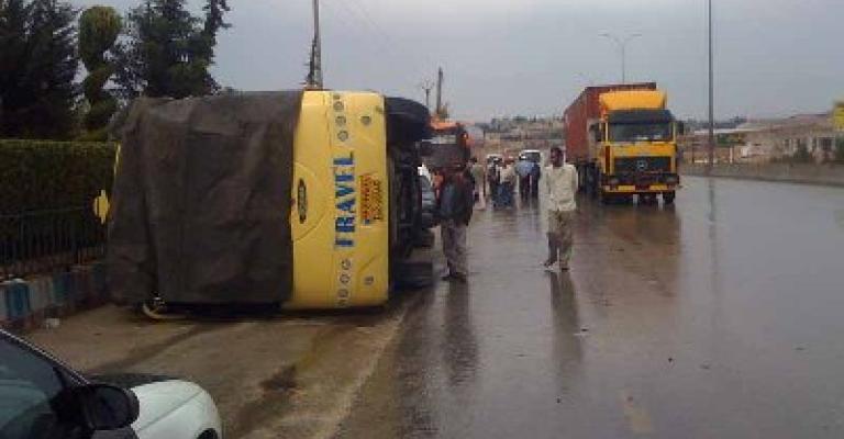إصابة 15 حاج بجروح بحادث سير على طريق شويعر