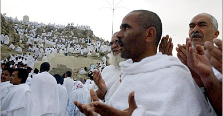 500 حاج عالقون على حدود المدوره بانتظار منحة