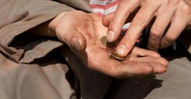 متسولون يستخدمون الدين غطاءا لاستجداء الأموال