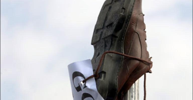 الأردنيون يتبادلون النكات حول " حذاء الزيدي"