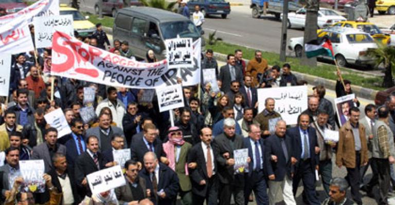 33 شابا يطلقون حملة صحفيون مع وقف التنفيذ