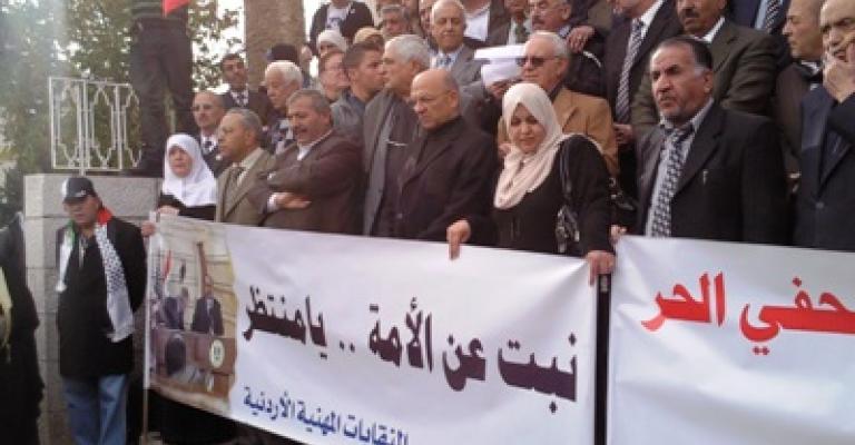 في اعتصام النقابات..رقص بالأحذية وقصائد تحقر بوش