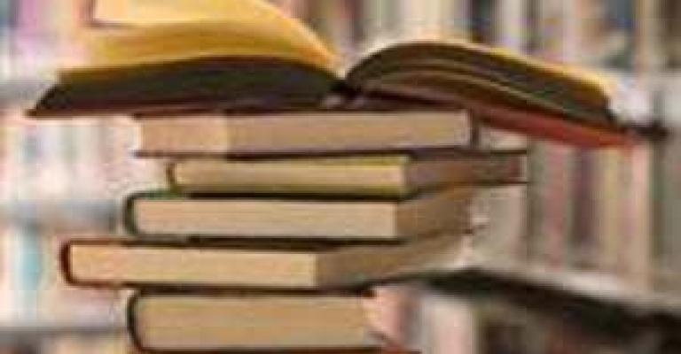 "كتاب لكل نزيل" توزع 12 الف كتابا