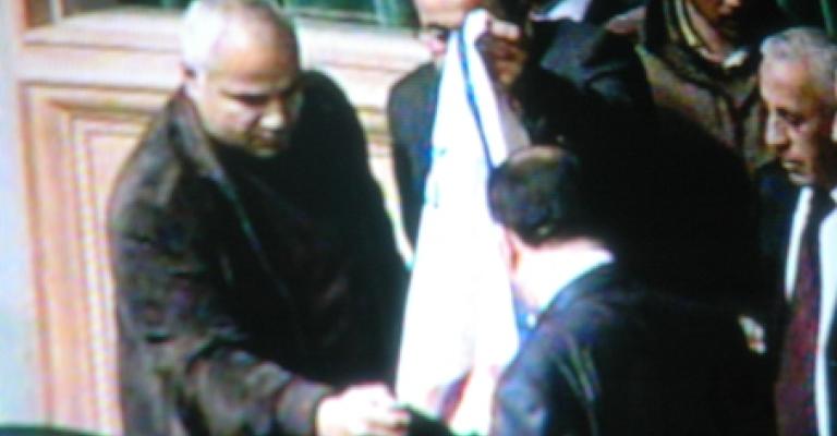 عطية يحرق العلم الإسرائيلي تحت القبة ومذكرة لإلغاء معاهدة السلام