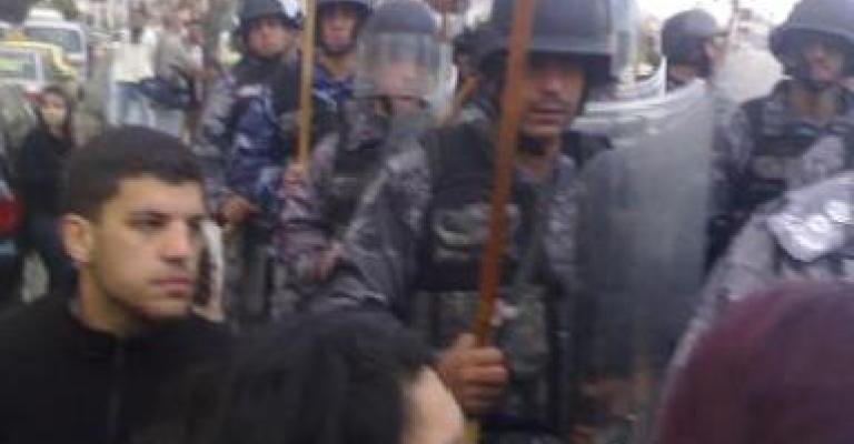 مظاهرات غاضبة وقنابل مسيله للدموع في مخيم الحسين مظاهرات غاضبة وقنابل مسيله للدموع في مخيم الحسين