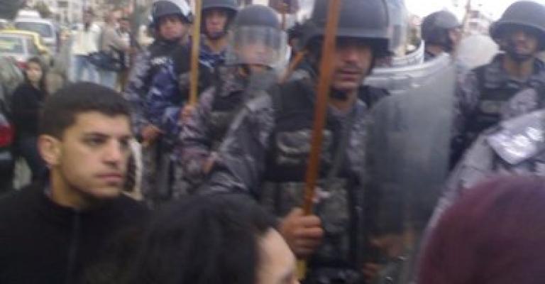 قنابل مسيلة للدموع وحجارة في مسيرة الكالوتي