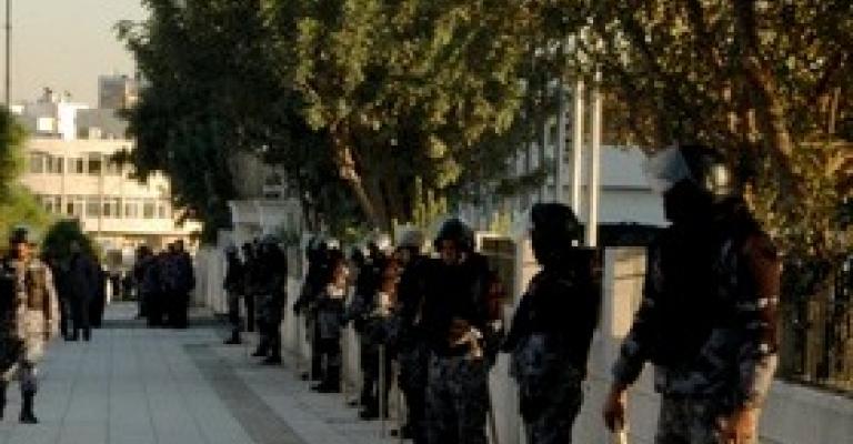 قوات الامن تمنع نصب خيمة احتجاجية امام "النواب"