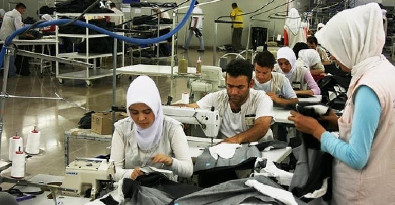 "عمال الألبسة" محرومون محاباة للمستثمر