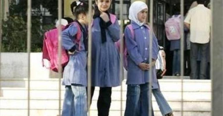 الاعتداء على معلمة وطالباتها بالحجارة