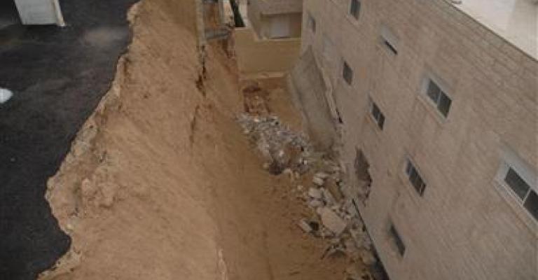 انهيار جدار استنادي لاحدى البنايات