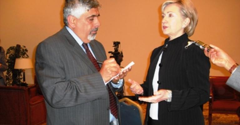 هيلاري كلينتون تتهرب من سؤال عمان نت حول العقاب الجماعي لاهل غزة