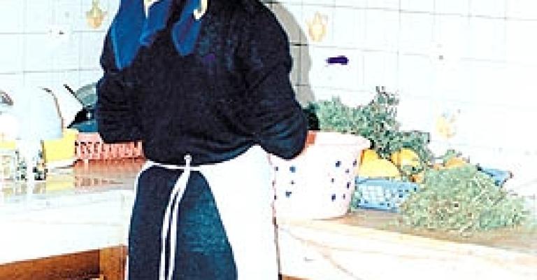 مصانع تستقطب عاملات منازل لتشغيلهن لديها مصانع تستقطب عاملات منازل لتشغيلهن لديها