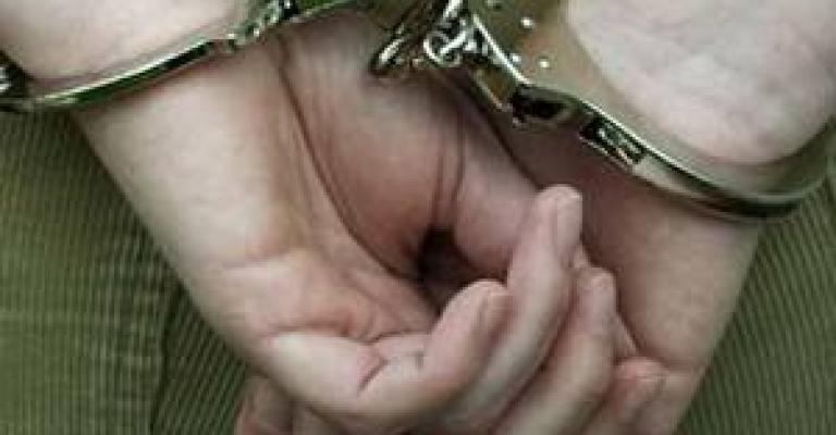 القبض على شابين رشقا طالبتين بماء النار