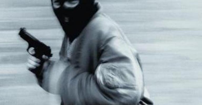 القبض على لصوص قاموا بسلب عدد من المحلات التجارية