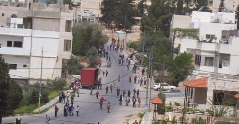 معلمون يعتصمون في السلط احتجاجا على توقيف مدير مدرستهم