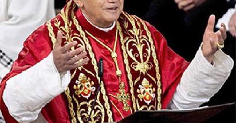 البابا يرأس قداسا في ستاد عمان البابا يرأس قداسا في ستاد عمان