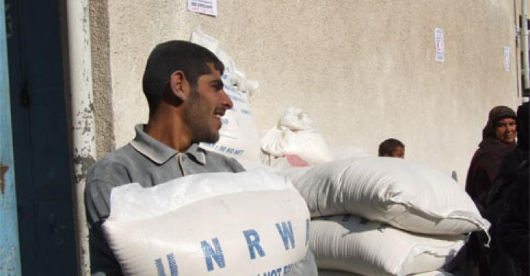 إدارة الأونروا تعقد اجتماعاً مع لجنة العاملين