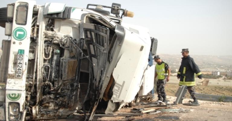 وفاه وإصابتين إثر تدهور قلاب