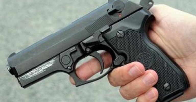 مقتل مواطن رميا بالرصاص داخل مستشفى خاص مقتل مواطن رميا بالرصاص داخل مستشفى خاص