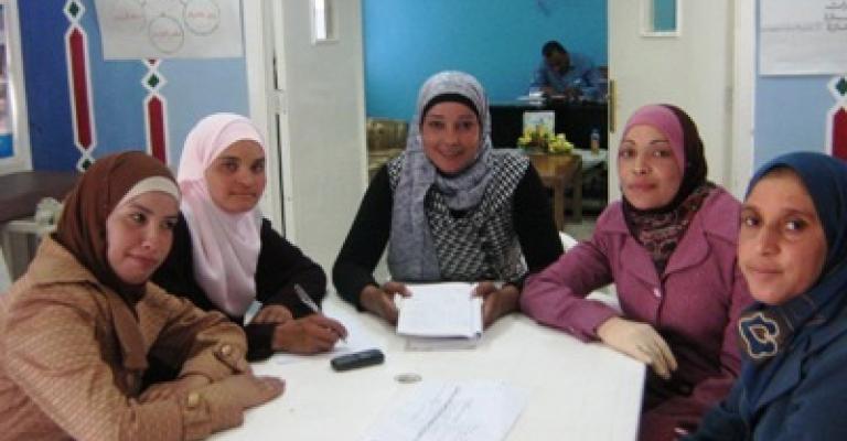 فتيات يكرسن وقتهن لخدمة المعاقين