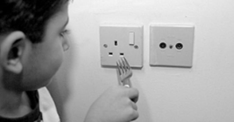 عبث الاطفال يخلف 3456 حادثا العام الماضي