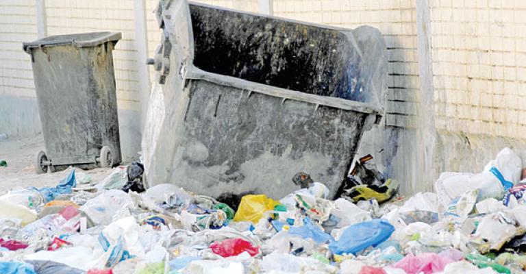 عمال النظافة يبيعون حاويات القمامة كخردة في الأغوار